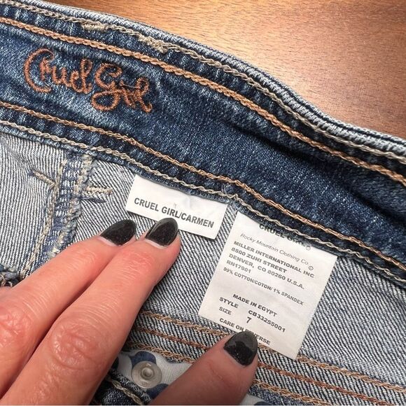 Cruel Girl Carmen denim jean short 🖤 EUC 🖤 button flap pockets 🖤 size 7 - Picture 3 of 6